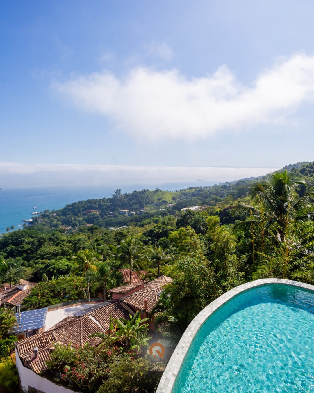 Piscina de borda infinita com vista para o mar e a serra de Ilhabela
